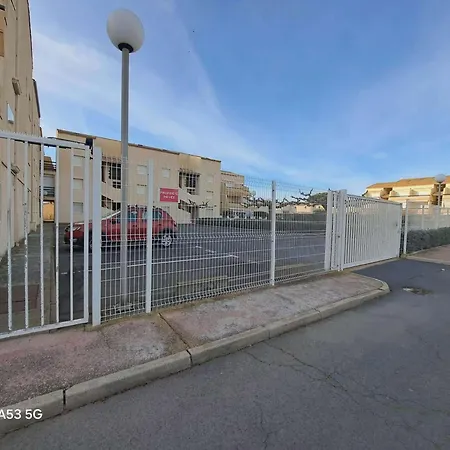 Avec Piscine Et Parking A - Fr-1-326-607 *